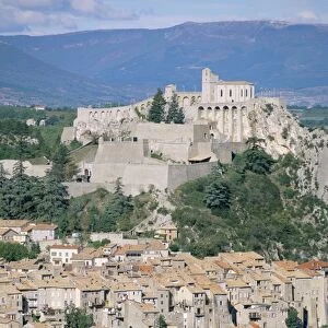 Citadel and town overlooking River Durance, Sisteron, Provence, France, Europe