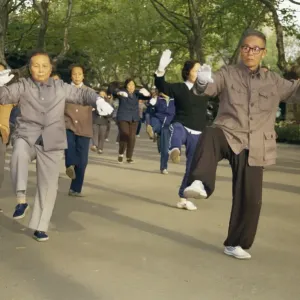 Folla di persone che praticano il tai chi a Shanghai in Cina nell'Asia Folla di persone che praticano il tai chi a Shanghai in Cina nell'Asia