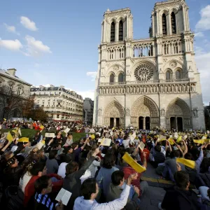 Crowds welcome the arrival of Pope Benedict XVI in front of Notre Dame