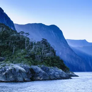 Early morning light in Milford Sound, Fiordland National Park, UNESCO World Heritage Site, South Island, New Zealand, Pacific