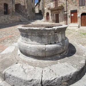 Fountain at village square, Castiglione d Orcia, Val d Orcia (Orcia Valley), Siena Province