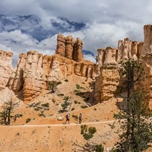Hikers amongst hoodoo formations on the Fairyland Trail in Bryce Canyon National Park