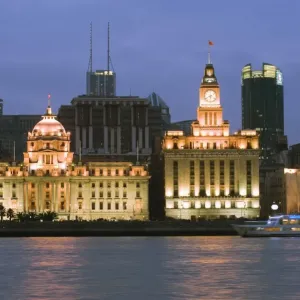 Edifici storici di stile coloniale illuminati sul Bund a Shanghai in Cina e in Asia Edifici storici di stile coloniale illuminati sul Bund a Shanghai in Cina e in Asia