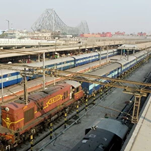 Howrah railway station, with Howrah Bridge beyond, Kolkata (Calcutta), West Bengal, India, Asia
