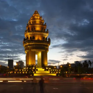 Independence Monument in Phnom Penh at twilight, Cambodia, Indochina, Southeast Asia