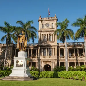 King Kamehameha statue in front of Aliiolani Hale (Hawaii State Supreme Court), Honolulu