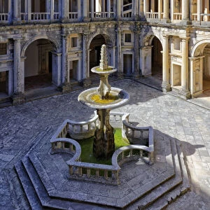 Main cloister and fountain, Castle and Convent of the Order of Christ (Convento do Cristo
