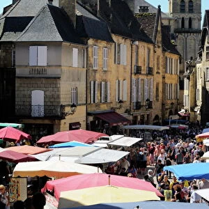 Market day in Place de la Liberte, Sarlat, Dordogne, France, Europe