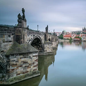 Prague Castle and Charles Bridge on Vltava River in city, UNESCO World Heritage Site, Prague, Bohemia, Czech Republic (Czechia), Europe