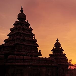 The Shore Temple at sunset, Mamallapuram (Mahabalipuram), UNESCO World Heritage Site, Tamil Nadu, India, Asia
