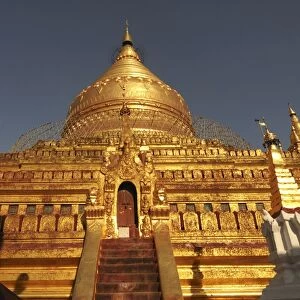 Shwe Zigon Paya, golden temple near Bagan, Myanmar, Asia