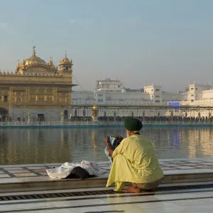 Sikh pilgrim at the Harmandir Sahib (The Golden Temple), Amritsar, Punjab, India, Asia