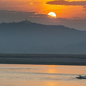 Sunset over the Irrawaddy River, Bagan (Pagan), Myanmar (Burma), Asia