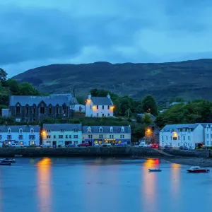 Visión de crepúsculo en Portree, Isla de los Cuíos del Oeste (Islas Hébridas Internas), Escocia Reino Unido Europa Visión de crepúsculo en Portree, Isla de los Cuíos del Oeste (Islas Hébridas Internas), Escocia Reino Unido Europa