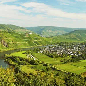 View of Moselle River (Mosel) and Puenderich village, Rhineland-Palatinate, Germany, Europe