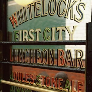 Whitelocks Pub in yard off Briggate, dating back to 1715, Leeds, Yorkshire