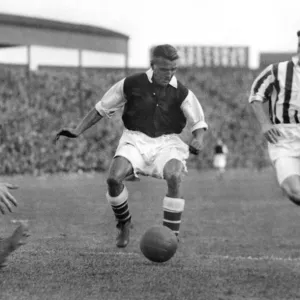 Arsenals Eddie Hapgood and West Broms Ginger Richardson