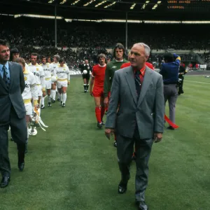 Clough and Shankly lead their teams out for the 1974 Charity Shield