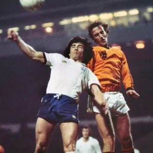 Hollands Johan Neeskens and Englands Kevin Keegan