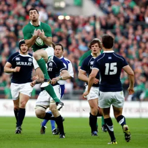 Irelands Rob Kearney catches a high ball against Scotland - 2010 Six Nations