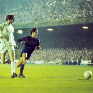 Leeds Uniteds Allan Clarke and Barcelonas Johan Cruyff during the 1975 European Cup