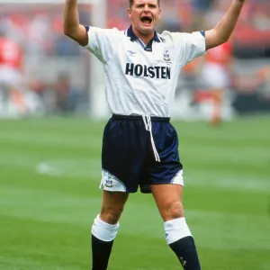 Paul Gascoigne rallies the fans before kick-off at the 1991 FA Cup Final