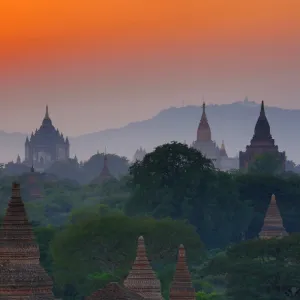 Thatbyinnyu Pagoda and the Temples and pagodas at sunset on the Central Plain of Bagan