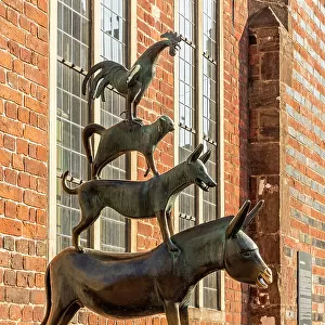 Bronze statue of Bremer Stadtmusikanten at the town hall, Bremen, Germany