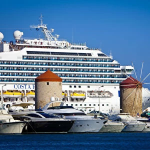 Cruise Ship & luxury boats in Mandraki Harbour, Rhodes Town, Rhodes, Greece