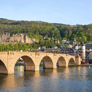 Germany, Baden-Wurttemberg, Heidelberg. Alte Brucke (old bridge) and Schloss Heidelberg