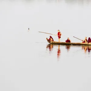 Novice monks row on Taungthaman Lake near Amarapura, Mandallay, Burma (Myanmar)