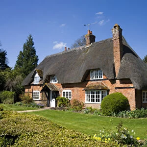Pretty thatched cottage in the Hampshire village of Longparish, Hampshire, England