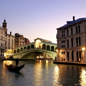 Bridges Photo Mug Collection: Rialto Bridge, Venice