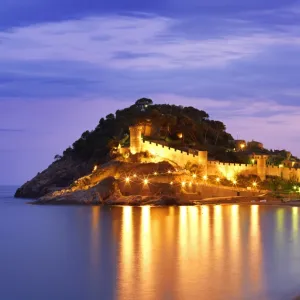 Spain, Catalonia, Costa Brava, Tossa de Mar, Overview of bay and castle at dusk (MR)