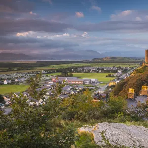 Uk, Wales, Gwynedd, Harlech, Harlech Castle, Mountains of Snowdonia National Park beyond