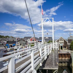 USA, Maine, Ogunquit, Perkins Cove, pedestrian drawbridge