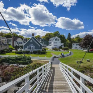 USA, Maine, Ogunquit, Perkins Cove, pedestrian drawbridge