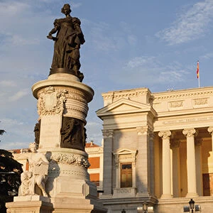 Spain, Madrid, Statue of Queen Maria Isabel de Braganza in front of the Museo del Prado