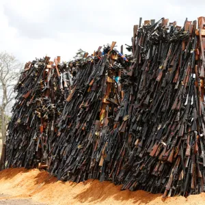 An assortment of 5250 illicit firearms and small weapons