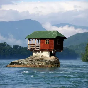 Una casa costruita su una roccia sul fiume Drina è vista vicino alla città serba occidentale di Una casa costruita su una roccia sul fiume Drina è vista vicino alla città serba occidentale di