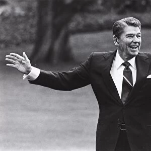 US PRESIDENT RONALD REAGAN WAVING FROM SOUTH LAWN OF WHITE HOUSE