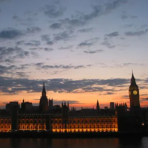 SUNSET OVER BIG BEN AND HOUSES OF PARLIAMENT IN LONDON