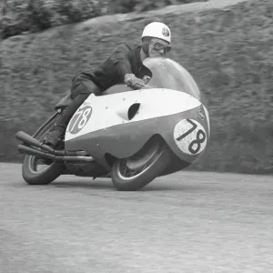 Bob McIntyre (Gilera) setting the first Ton lap of the TT