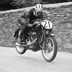 Bill Lomas (Velocette); 1952 Lightweight TT