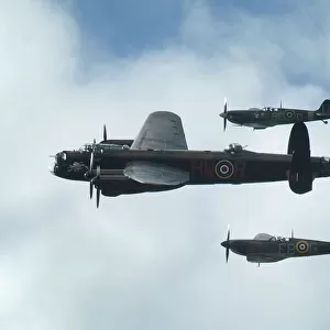 2011 Goodwood Revival Lancaster bomber and 2 Spitfires in aerial display