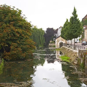 The river Serein flowing through the village Chablis in Bourgogne