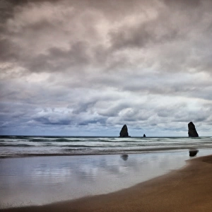 USA, Oregon, Cannon Beach. Haystack Rock at low tide