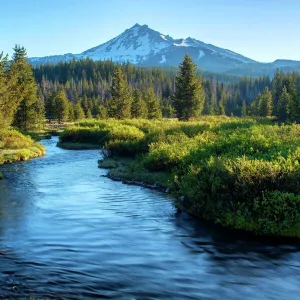 USA, Oregon. Mt. Bachelor and Deschutes River