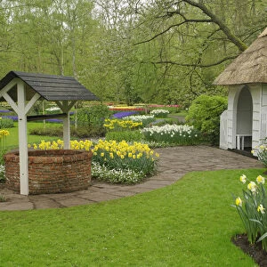 Wishing well in garden, Keukenhof Gardens, Lisse, Netherlands, Holland