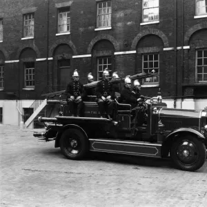 Fire engine and crew, LCC-London Fire Brigate